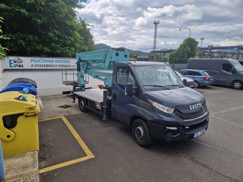 Autoplošina Iveco Daily pracujúca vo výške