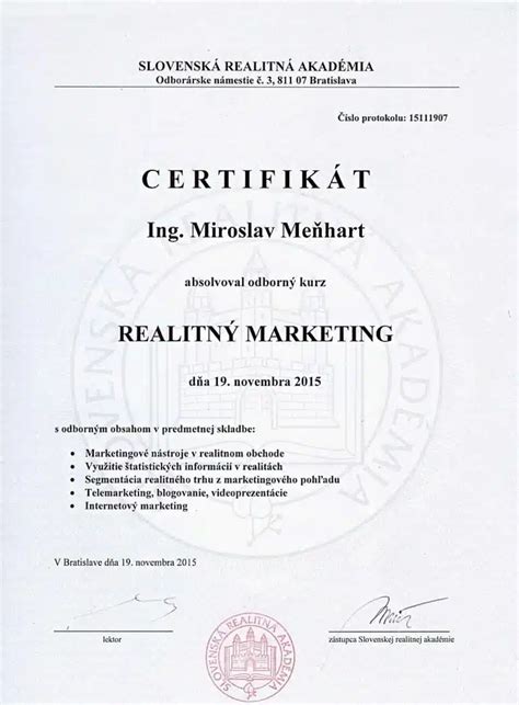 Profesionálny realitný maklér pri práci s klientom