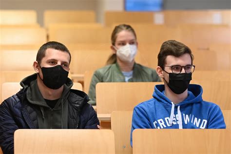 Ilustračná fotografia páru podpisujúceho dokumenty