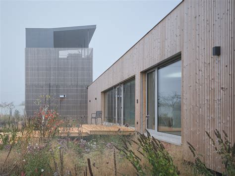Moderné rodinné sídlo s fotovoltaickými panelmi