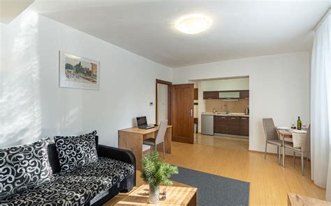Moderný interiér apartmánu s jednou spálňou