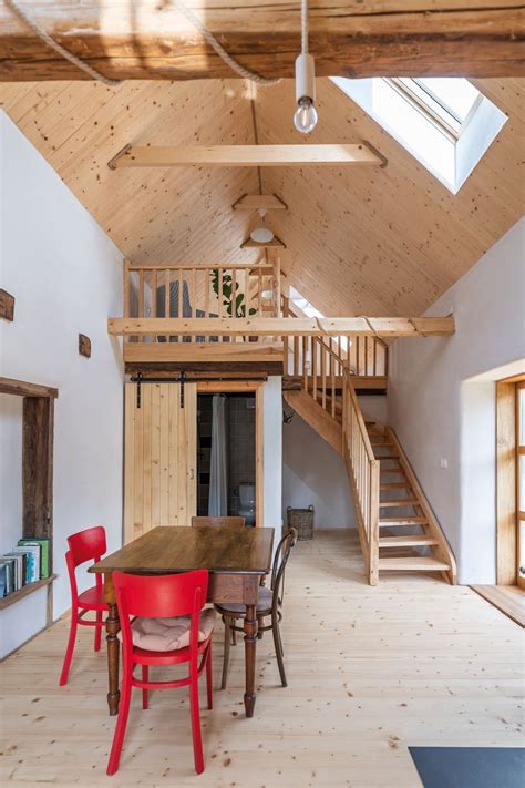 Interiér obytného podkrovia pod sedlovou strechou