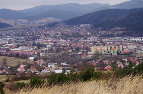 Panorama mesta Kysucké Nové Mesto s riekou a okolitými horami