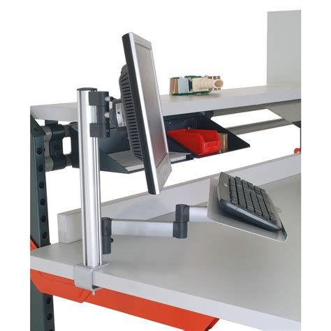 Detail autoplošiny s kĺbovým ramenom