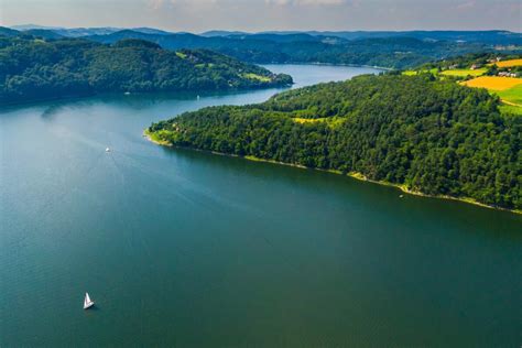 jazero v Salzbursku s horami