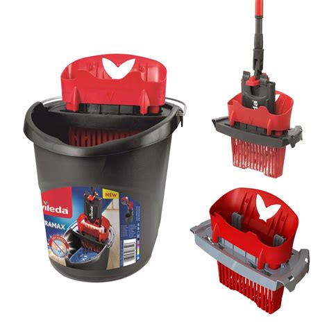 Nádoba s práškovou samonivelačnou hmotou a vedro s vodou