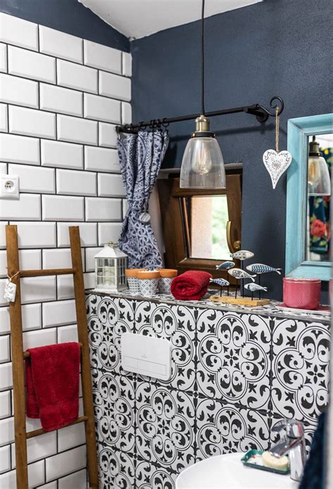 Štýlová kúpeľňa s čierno-bielou dlažbou a retro prvkami