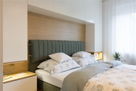 Hlavná spálňa s oblúkovým oknom a elegantným nábytkom