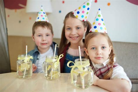 Ilustrácia rôznych druhov spoločenských podujatí ako svadba, firemný teambuilding, detská oslava