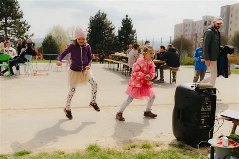 Deti sa hrajú na veľkom nafukovacom hrade