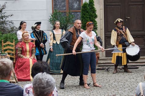 Skupina historického šermu v dobových kostýmoch