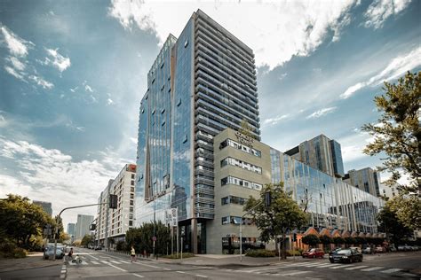 Ilustračná fotografia kancelárskej budovy v centre mesta