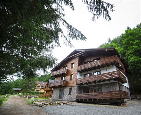 Zasnežené hory s výhľadom na apartmánový dom