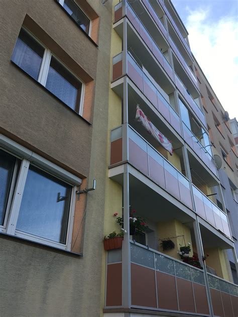 Obyvatelia bytovky debatujú o financovaní rekonštrukcie balkónov