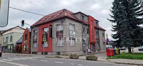 administrativna budova v centre mesta s parkovanim