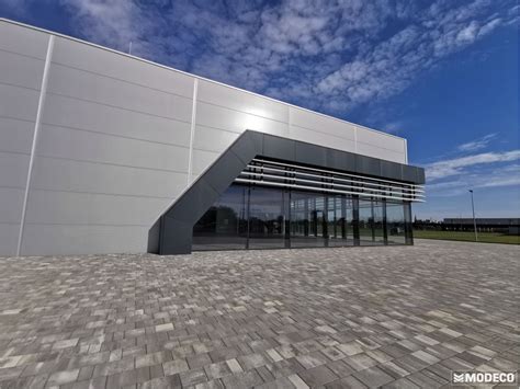 moderna skladovo vyrobna hala s vysokymi stropmi