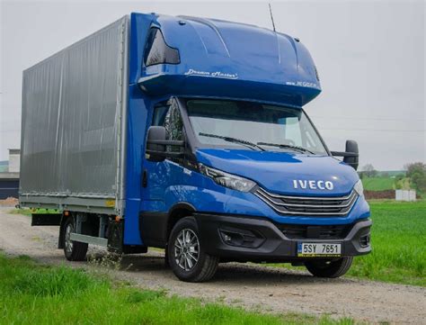 Ilustrácia dodávky s nákladom