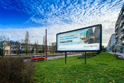 Ilustrácia rôznych typov reklamných plôch (billboard, plagát, digitálna obrazovka)