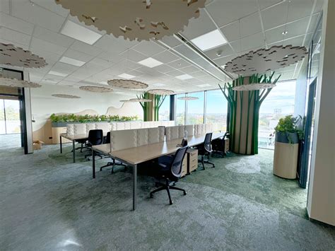 Ilustrácia moderného kancelárskeho priestoru s dostatkom prirodzeného svetla