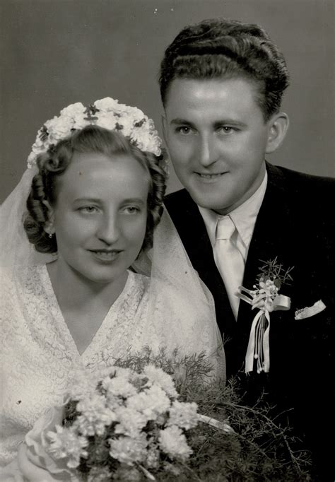 Ilustračná fotografia dvoch ľudí podpisujúcich zmluvu