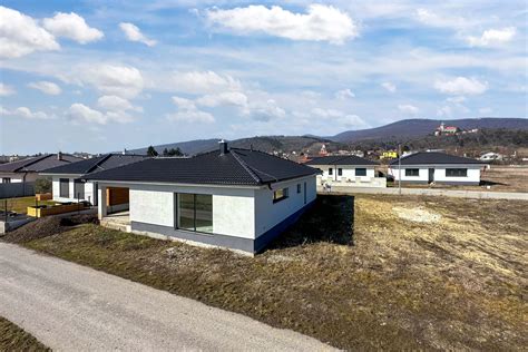 Malebná krajina Smoleníc s výhľadom na zámok
