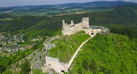 Vzdušný pohľad na Čachtický hrad a okolitú krajinu.