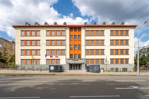 Archívna fotografia budovy SPŠ dopravnej