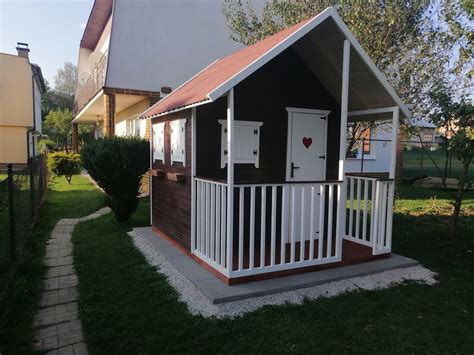 Ukážka interiéru záhradného domčeka s dlažbou