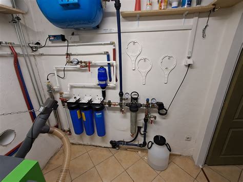 Infografika zobrazujúca proces filtrácie a dezinfekcie vody