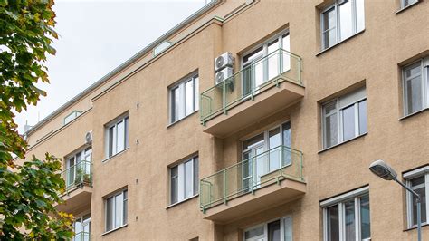 ilustračná fotografia tehlového bytového domu