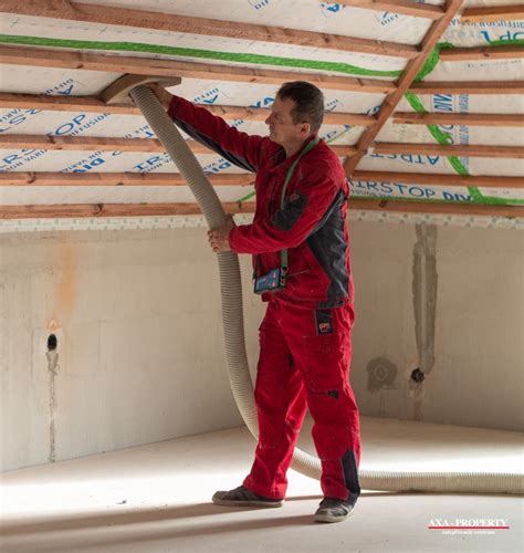 Aplikácia fúkanej izolácie do strešnej konštrukcie