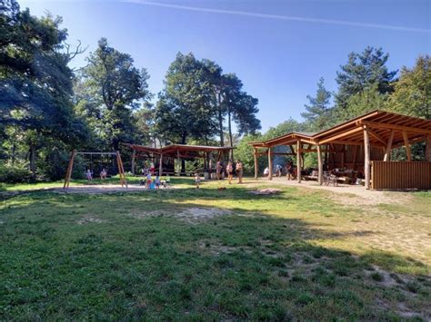 Areál Pod horárňou Krasňany s ohniskom a lavičkami