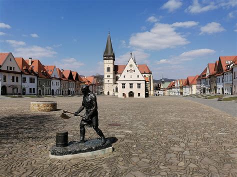 Ilustračná fotografia mesta Bardejov s modernou architektúrou