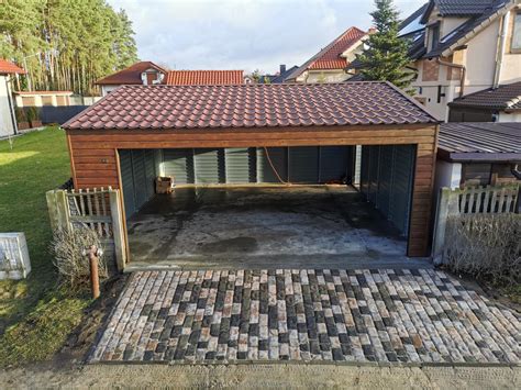 Ilustračná fotografia modernej garáže s kvalitnou podlahou a obkladom stien