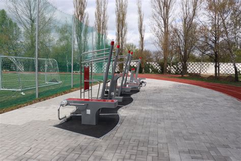 Workoutové náradie v športovom areáli