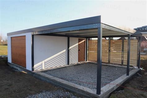 Moderná montovaná garáž s integrovaným prístreškom