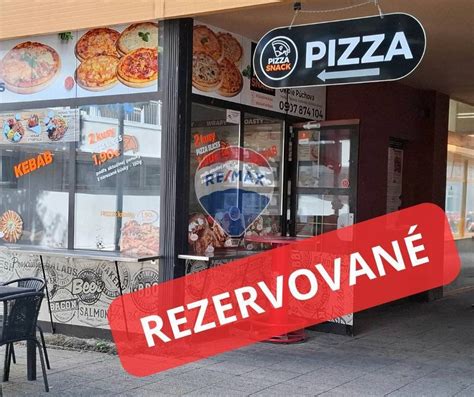 Ilustrácia modernej obchodnej prevádzky v centre mesta