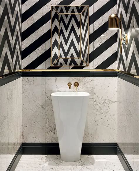 Kúpeľňa s čerstvými bielymi špárkami medzi obkladačkami