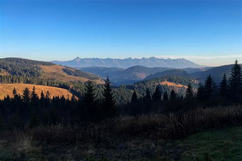 Fotografia panorámy Nízkych Tatier s lesmi a horskými lúkami