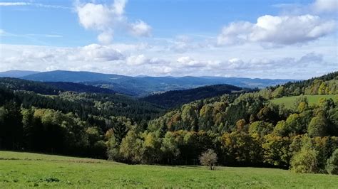 Malebná krajina s lesmi a lúkami v okolí Skleného