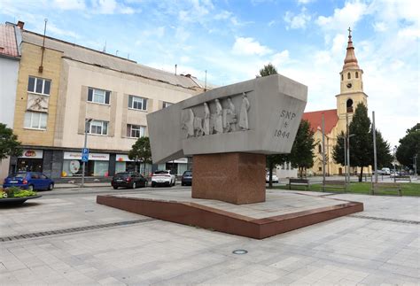 Pamätník obetiam vojny v parku v Sklenom
