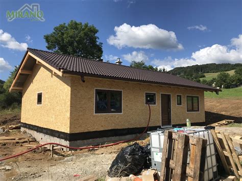 Bungalov so slamnatou strechou v krajine