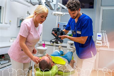 Ilustračná fotografia zubného lekára pracujúceho s modernými stomatologickými nástrojmi