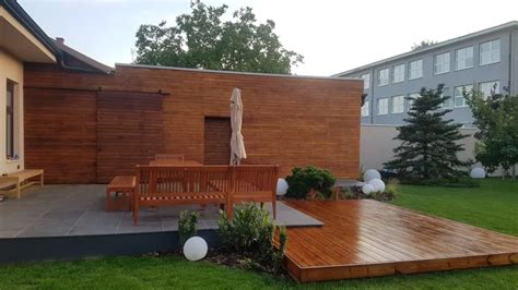 moderná drevená terasa pri bungalove