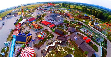 Zábavný park s kolotočmi
