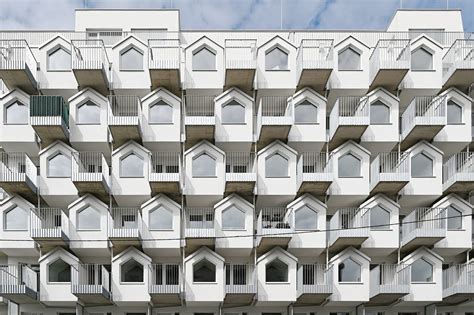 Architektonický detail rondokubistického domu v Bratislave