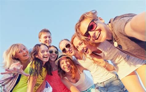 Skupina mladých atraktívnych ľudí na pláži