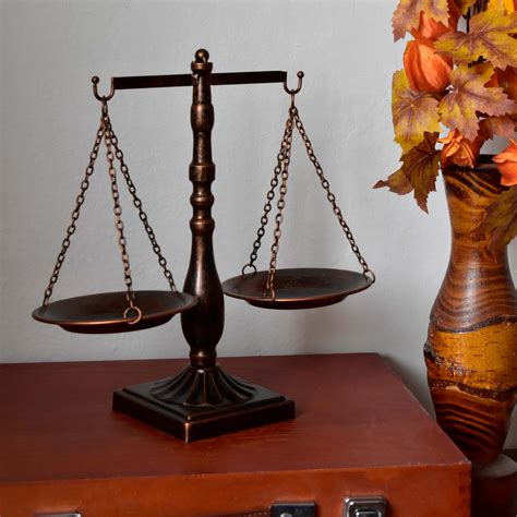 Symbolické zobrazenie váhy spravodlivosti a televíznej obrazovky