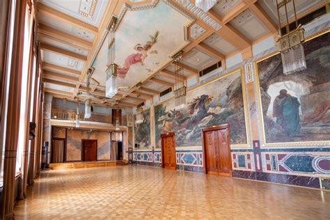 Interiér historickej výstavnej sály Krajskej galérie
