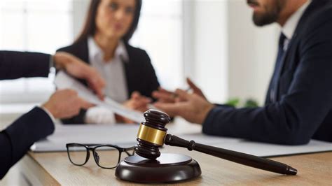 Právnik konzultuje zmluvu